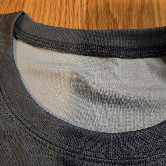 ALO Yoga Gray Short Sleeve Tee Performance Shirt - Picture 5 of 7